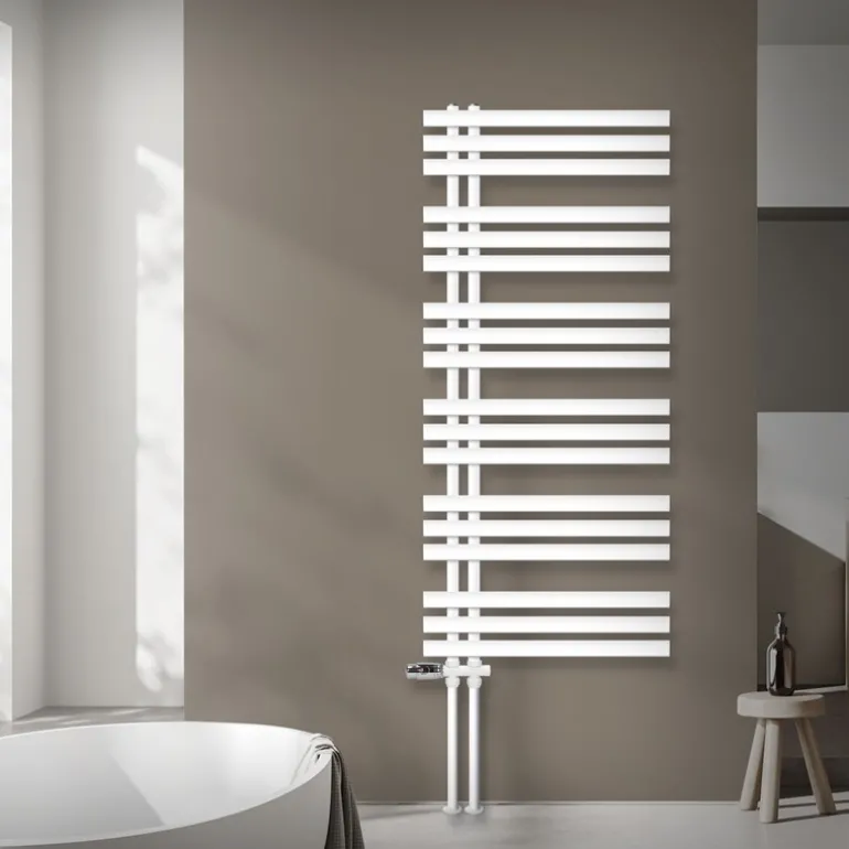 Badheizkörper Mittelanschluss 600x1400 mm Weiß mit Boden Anschlussgarnitur LuxeBath