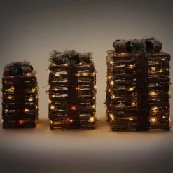 3er Set LED Weihnachtsgeschenkboxen warmweiß aus Rattan mit Timer und Kunstschnee